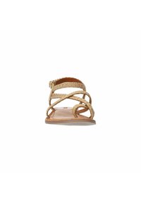 Tan gekruiste sandalen met banden over de voet en enkelband, platte zool en soepel gewatteerde binnenzool. Lichtgewicht ontwerp, ideaal voor warm weer.