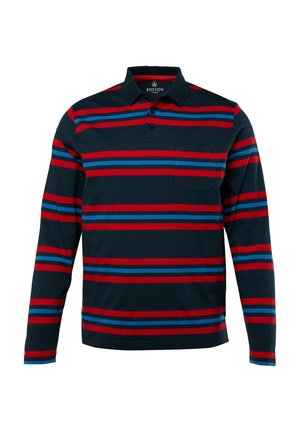 Koszula polo z długim rękawem, wykonana z granatowej tkaniny w poziome czerwone i niebieskie paski, z trzema guzikami na listwie i kieszonką na piersi.