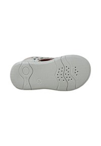 Sola di sneaker bianca con gomma testurizzata, fori di drenaggio e marchio Geox. Presenta una forma contornata e scanalature flessibili per una migliore trazione.