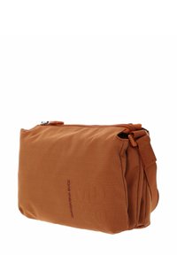 Sac en tissu marron texturé avec fermeture éclair et bandoulière ajustable, comportant une discrète impression de logo sur le côté. Design compact.