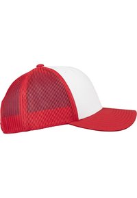 Cappello rosso e bianco con visiera rossa solida e parte frontale bianca; tessuto a rete rossa traspirante sul retro; forma strutturata con cupola arrotondata.