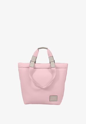 Różowa torba tote z pikowanej tkaniny z szarymi paskami i okuciami, o prostokątnym kształcie, z naszywką logo z przodu. Miękka tekstura materiału.