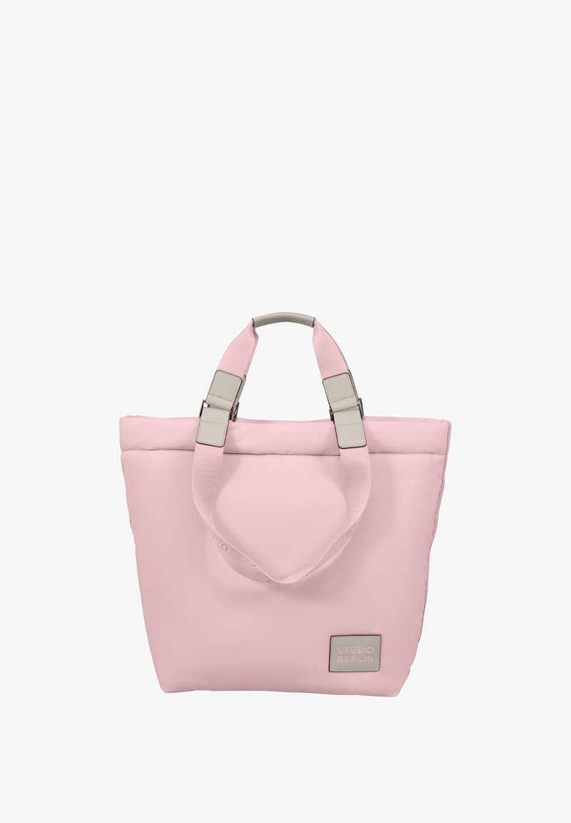 Różowa torba tote z pikowanej tkaniny z szarymi paskami i okuciami, o prostokątnym kształcie, z naszywką logo z przodu. Miękka tekstura materiału.