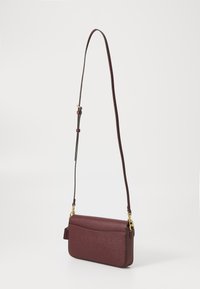COACH WYN CROSSBODY - Torba čez telo - merlot