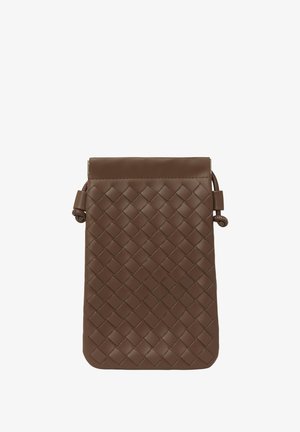 Funda de cuero trenzado marrón con un acabado suave, que cuenta con un cierre de cremallera y una correa ajustable en el lateral para mayor comodidad al llevarla.