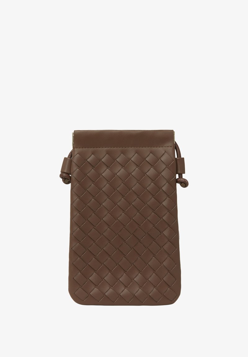 Brun vävd läderpouch med en slät yta, utrustad med dragkedjestängning och en justerbar rem på sidan för enkel bärbarhet.