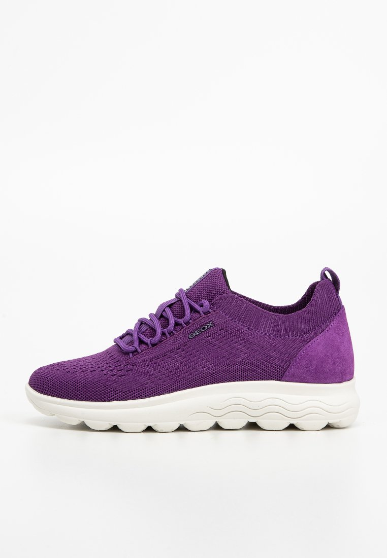 Sneaker viola in rete con accenti in suede, suola bianca arrotondata e parte superiore texturizzata. Presenta lacci e dettaglio del logo sul lato.