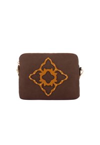 Borsa a tracolla in suede marrone con un design a intaglio in pelle beige decorato con borchie. Forma rettangolare con chiusura a zip.