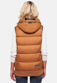 Gilet rembourré marron avec capuche, présentant une finition en tricot côtelé à l'ourlet et une étiquette de marque à l'arrière. Fermeture éclair à l'avant et texture lisse.