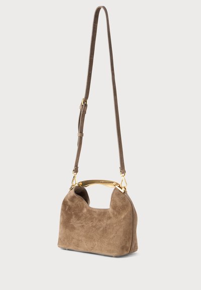 Borsa in suede marrone con manico superiore metallico dorato e tracolla regolabile su uno sfondo chiaro.