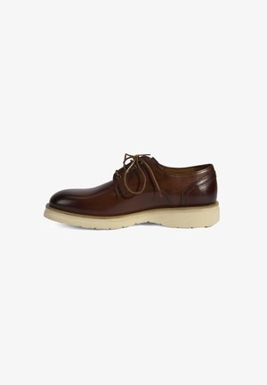 Chaussures en cuir marron à lacets avec un bout arrondi, semelle claire contrastante et détails de couture subtils. Fini lisse, conçues pour un usage décontracté.