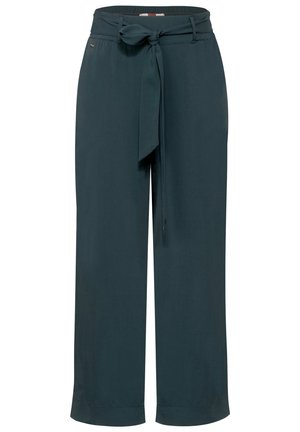 Ciemnoturkusowe spodnie o szerokich nogawkach z materiałowym paskiem zawiązanym na kokardę w talii, wyposażone w szlufki na pasek i gładki przód.