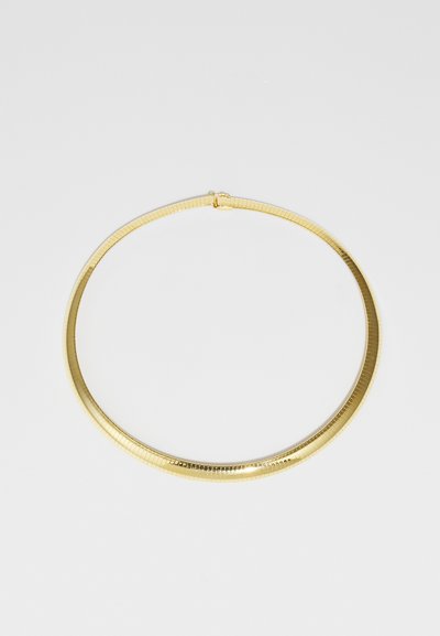 Collier choker en tonalité or avec une surface lisse et plate, et une texture linéaire subtile, doté d'un simple fermoir à l'arrière.