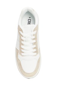 Witte sneaker met suède accenten in beige, vetersluiting, geperforeerde textuur op de neus en merketiket op de binnenzool. Maat 39.