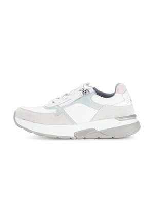 Sneakers met een combinatie van wit leer en grijs suède. Accenten zijn lichtblauw en een getextureerde grijze zool. Veters en veteroogjes inbegrepen.