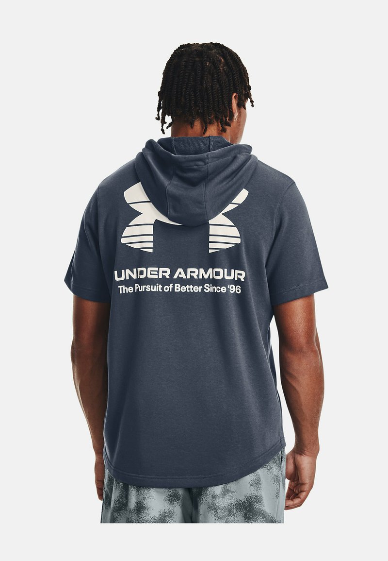 Under Armour UA RIVAL TERRY NOV SS TShirt print downpour gray/grau