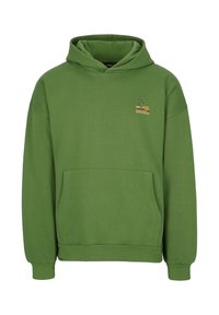 Grüne Kapuzenjacke aus weichem Stoff, mit Kängurutasche, Zugbandkapuze und kleinem Brustlogo mit Baum- und Landschaftsdesign.