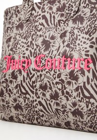 Borsa a tracolla marrone con motivo, caratterizzata dal logo rosa "Juicy Couture". Il design include stampe floreali e leopardate con un tessuto testurizzato.
