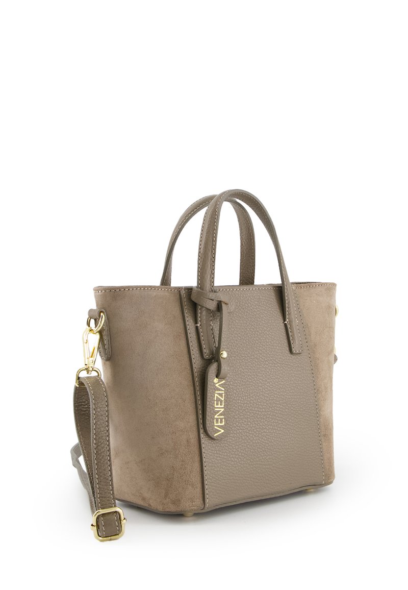 Compact taupe handtas van gestructureerd leer en suède, met dubbele bovenhandvaten, een afneembare schouderriem en gouden hardware.