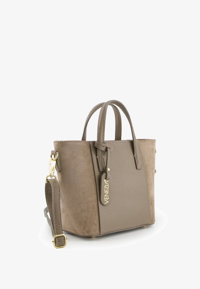 Compact taupe handtas van gestructureerd leer en suède, met dubbele bovenhandvaten, een afneembare schouderriem en gouden hardware.