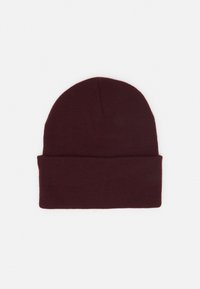 Burgundia värvi kootud beanie müts, millel on keeratud ääre ja sile tekstuur, ümar ülaosa ning ei mingeid nähtavaid brände ega kaunistusi.