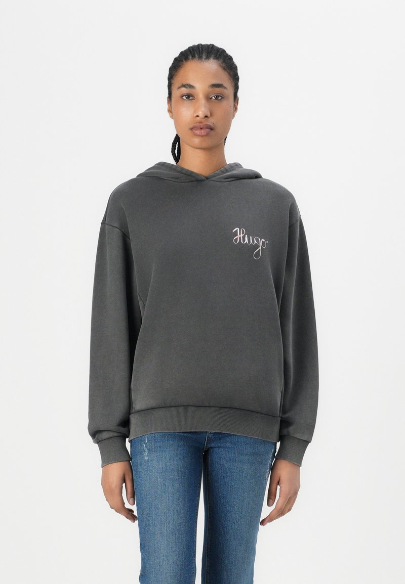 Sweatshirt à capuche gris charbon en tissu doux, avec une poche avant, des poignets côtelés et un subtil logo "Hugo" brodé sur la poitrine.