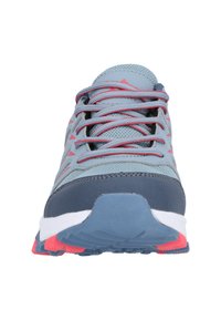 Harmaa ja laivansiniset lenkkikengät, joissa on verkkomateriaali, pinkit nauhat ja tähkämallit, pehmustettu pohja ja kuvioitu kumipohja.