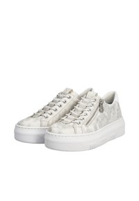 Baskets blanches avec un dessus en suède texturé, comportant une fermeture éclair latérale, un devant à lacets et une épaisse semelle en caoutchouc blanc avec une adhérence à motifs.