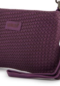 Lilla vævet clutch taske med en glat tekstur. Har et VENEZIA logo tag og en aftagelig rem for alsidige bæreindstillinger.
