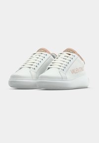 Biele kožené tenisky s hladkou textúrou, ružovými detailmi na päte a značkou "VALENTINO" svetloružovou farbou na boku.