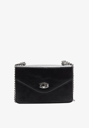 Schwarze Leder-Umhängetasche im Umschlagdesign, mit silberfarbenen Beschlägen und einer Kettenriemen. Glatte Textur mit minimalen Details.