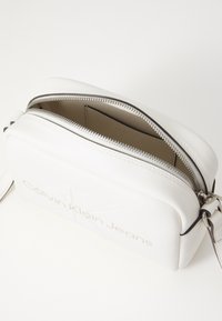 Calvin Klein Jeans SCULPTED CAMERA BAG MONO - Skulderveske - tofu