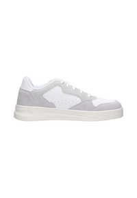 Sneaker bianco e grigio chiaro caratterizzato da una combinazione di materiali in pelle e camoscio, design con lacci e suola testurizzata con dettagli di perforazione.