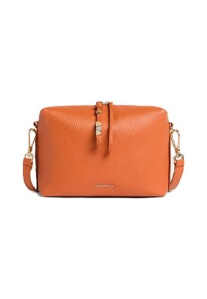 Borsa a tracolla rettangolare in pelle arancione con fibbia dorata e tracolla regolabile, dotata di chiusura con cerniera e piccolo logo in rilievo sul davanti.