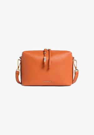 Borsa a tracolla rettangolare in pelle arancione con fibbia dorata e tracolla regolabile, dotata di chiusura con cerniera e piccolo logo in rilievo sul davanti.