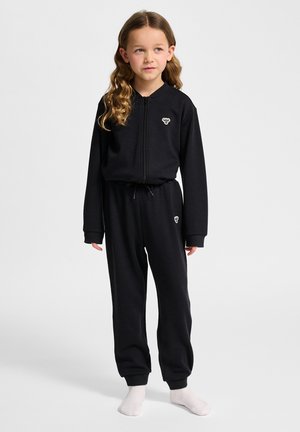 Zwarte zip-up trainingspak van zacht materiaal, met lange mouwen en elastische manchetten. Klein embleem op de borst, gecombineerd met bijpassende broek.