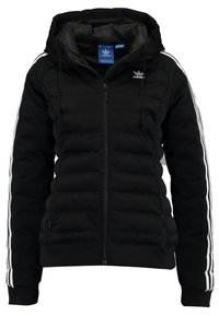 Giacca imbottita nera Adidas con cappuccio, zip frontale, due tasche e dettagli a tre strisce bianche lungo le maniche.