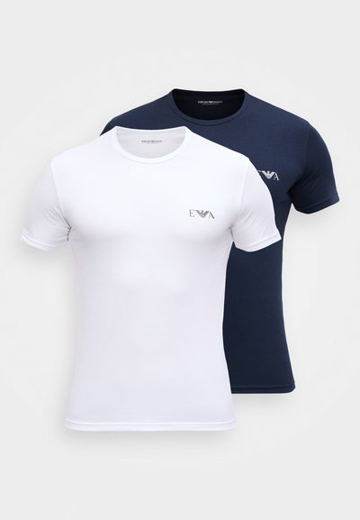 Δύο απλά κοντομάνικα T-shirts με λαιμόκοψη, ένα λευκό και ένα ναυτικό μπλε, το καθένα με ένα μικρό λογότυπο Emporio Armani στο στήθος.