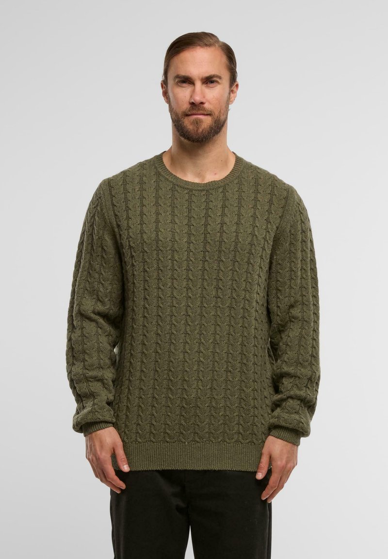 Oliwkowy sweter dzianinowy z wzorem w warkocze, okrągłym dekoltem oraz długimi rękawami z prążkowanymi mankietami i dołem. Miła w dotyku faktura i luźny krój.