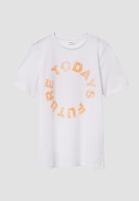 Weißes Baumwoll-T-Shirt mit kurzen Ärmeln, das ein orangenes rundes Grafikdesign zeigt, auf dem in fetten, abgenutzten Buchstaben "DIE ZUKUNFT VON MORGEN" steht.