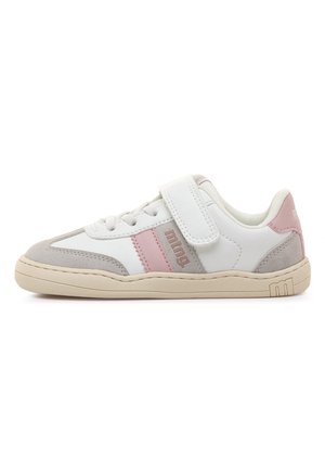 Scarpa sportiva bianca e rosa a taglio basso con suola beige, strap in velcro, lacci e dettagli in camoscio grigio, vista laterale.