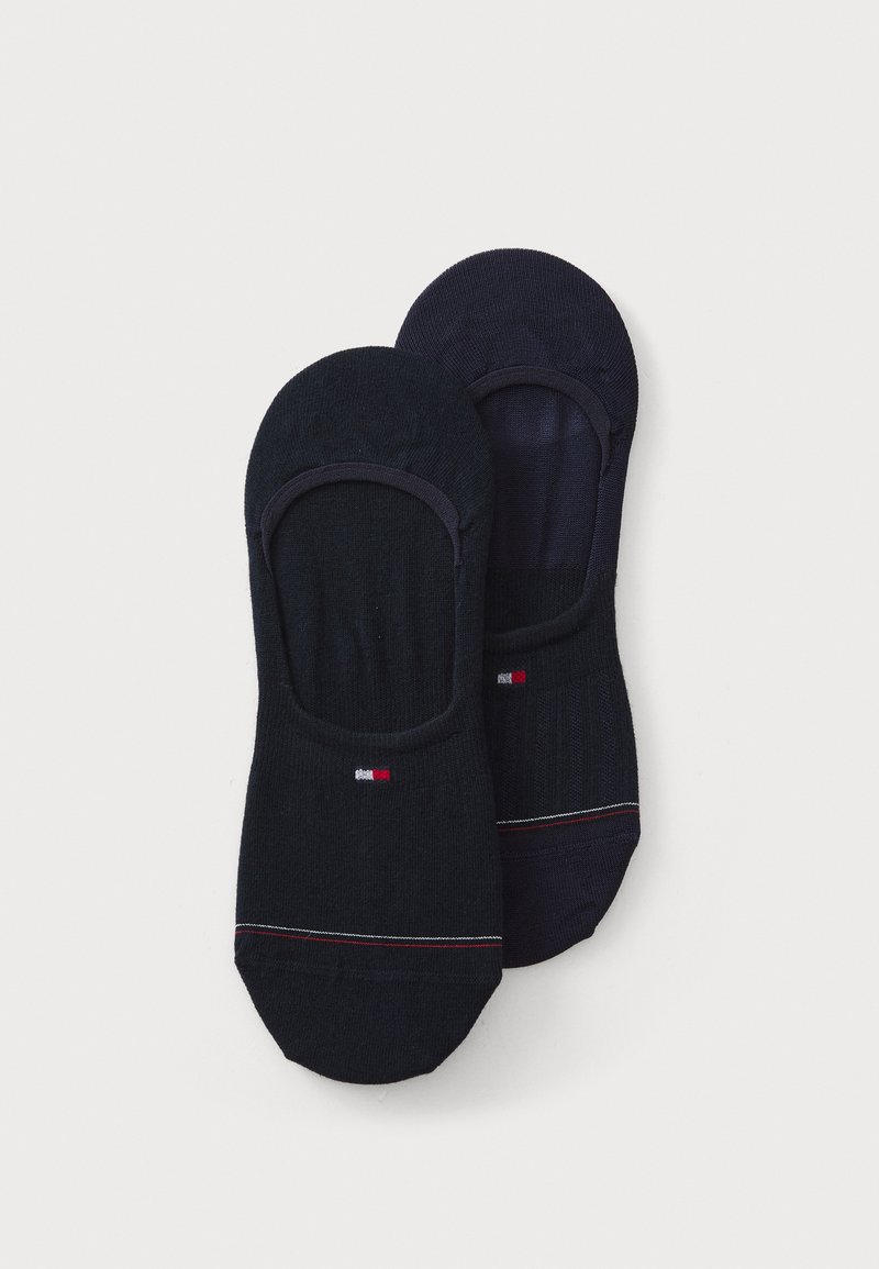 Črne in temno modre no-show nogavice iz mehke tkanine, z majhnimi rdečimi in belimi poudarki ter ojačanim elastičnim odprtjem.