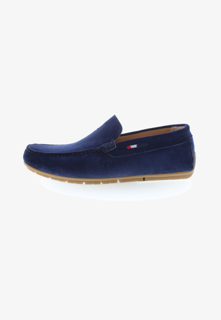 Scarpa slip-on in suede blu navy con punta arrotondata, dettagli cuciti e suola in gomma. Design minimalista con profilo basso e vestibilità confortevole.