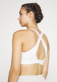 lululemon ENVITAL B/C CUP - Vidēja atbalsta sporta krūšturis - white