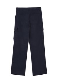 Marineblau gestreifte Cargo-Hosen mit geradem Bein, ausgestattet mit Seiten- und Gesäßtaschen, aus einem strukturierten Stoff gefertigt, mit einem sauberen Finish.