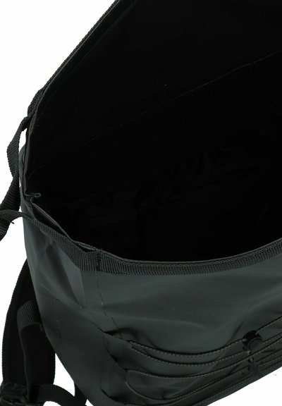 Bolsa mensajera negra, impermeable, con un acabado suave y brillante. Presenta una correa ajustable y un cierre con cremallera en la parte superior.