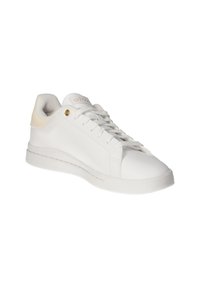 Białe skórzane sneakersy o gładkiej fakturze, zaokrąglonym czubku, sznurowanym designie i beżowym akcentem na pięcie. Złoty detal z logo na języku.