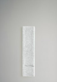 Bílé žebrované ponožky s texturovanou tkaninou a otevřenou špičkou, které nabízejí těsný střih s jednoduchým, prodlouženým tvarem.