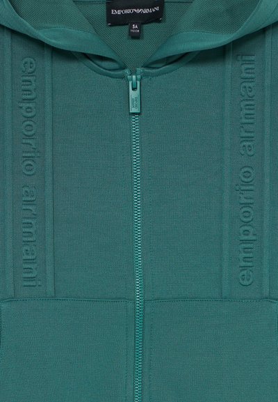 Teal zip-up hettegenser med preget "Emporio Armani" tekst på begge sider og svart merkeinnsats i kragen.