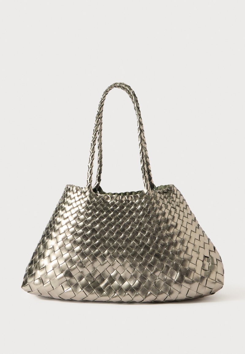 Metallisk silverfärgad vävd toteväska med två flätade handtag, strukturerad form och texturerad yta som visar ett kors och tvärs mönster.